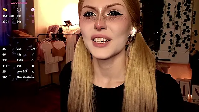 Snapshot of Emily__Mooree chatting on October 7, 2025, 7:20 am Emily Mooree online show from October 7, 2025, 7:20 am