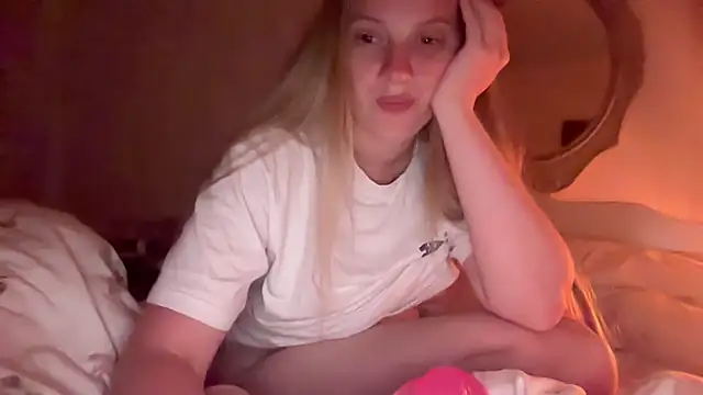 Snapshot of Ella-82 chatting on July 7, 2026, 7:28 pm Ella-82 online show from July 7, 2026, 7:28 pm