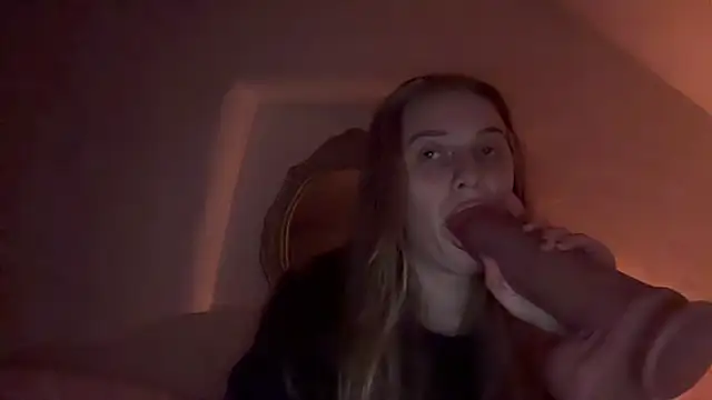 Snapshot of Ella-82 chatting on November 10, 2025, 8:25 pm Ella-82 online show from November 10, 2025, 8:25 pm