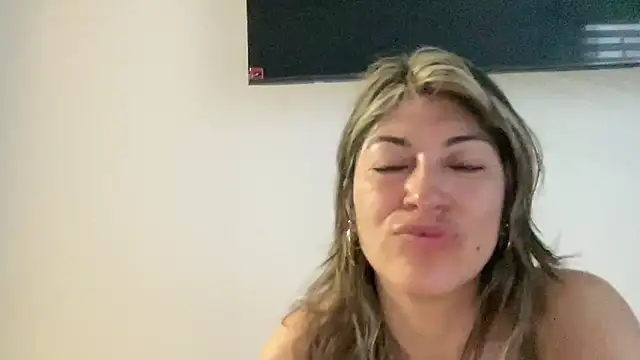 Snapshot of LunaBeya chatting on May 23, 2026, 10:58 am LunaBeya online show from May 23, 2026, 10:58 am