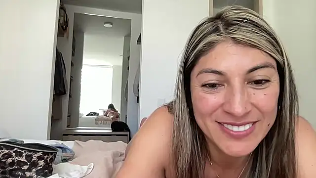 Snapshot of LunaBeya chatting on May 20, 2026, 2:14 pm LunaBeya online show from May 20, 2026, 2:14 pm