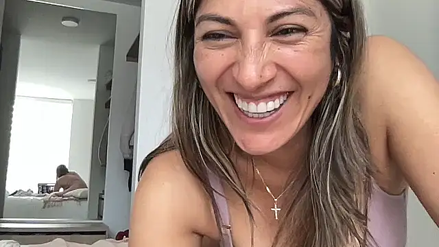 Snapshot of LunaBeya chatting on May 21, 2026, 2:25 pm LunaBeya online show from May 21, 2026, 2:25 pm