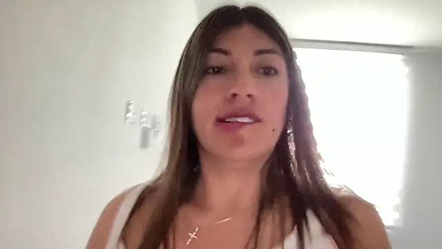 Snapshot of LunaBeya chatting on May 5, 2026, 1:25 pm LunaBeya online show from May 5, 2026, 1:25 pm