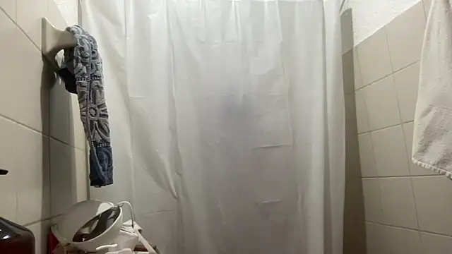 Snapshot of LunaBeya chatting on December 14, 2025, 12:33 pm LunaBeya online show from December 14, 2025, 12:33 pm