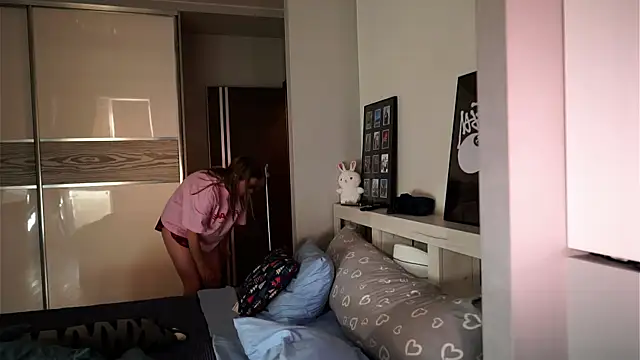 ileanacampbe online show from October 2, 2025, 4:49 am