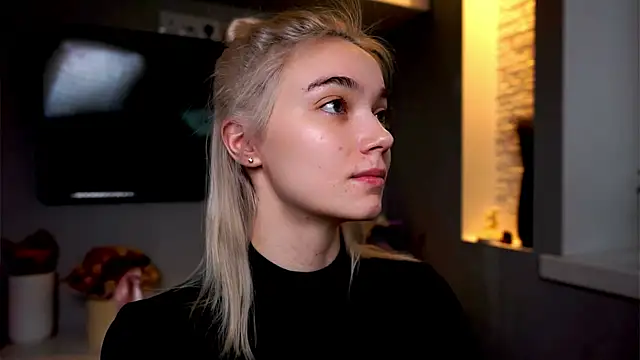 ileanacampbe online show from January 21, 2025, 4:43 am