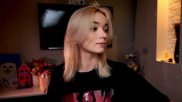 ileanacampbe online show from February 4, 2025, 4:48 am