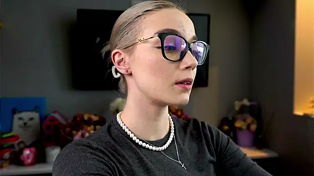 ileanacampbe online show from March 3, 2025, 5:58 am