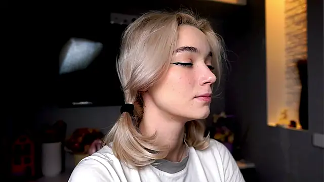 ileanacampbe online show from January 30, 2025, 4:58 am