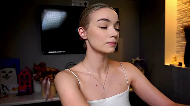 ileanacampbe online show from February 3, 2025, 5:07 am