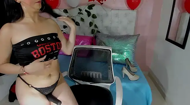 Snapshot of EmmySweett2 chatting on February 24, 2025, 4:04 pm EmmySweett2 online show from February 24, 2025, 4:04 pm