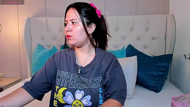 zoes milee online show from September 17, 2025, 2:19 pm