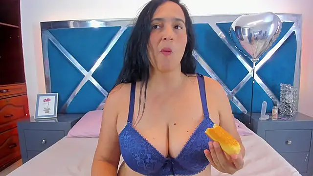 Snapshot of LucineArias chatting on March 6, 2025, 8:16 pm LucineArias online show from March 6, 2025, 8:16 pm