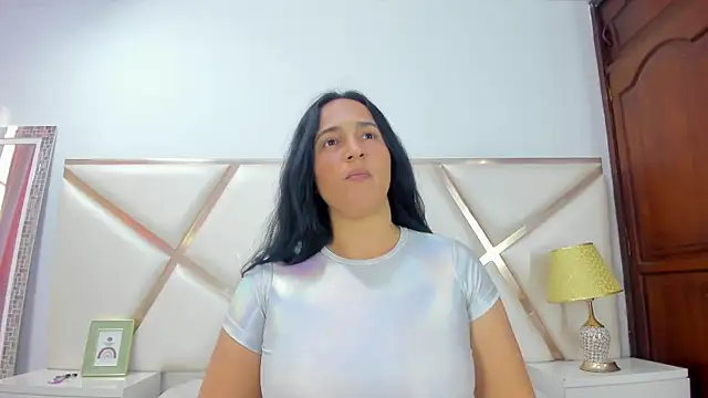 Snapshot of LucineArias chatting on February 20, 2025, 10:59 pm LucineArias online show from February 20, 2025, 10:59 pm