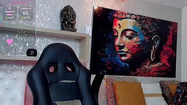 Luxury Woman online show from March 20, 2025, 6:20 pm