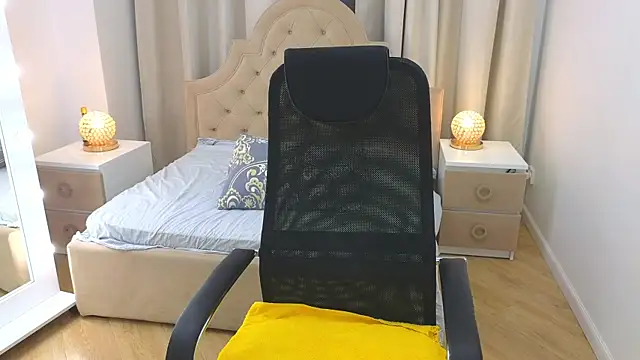 Snapshot of M_I_A_M_I_A chatting on December 1, 2025, 11:55 am M I A M I A online show from December 1, 2025, 11:55 am