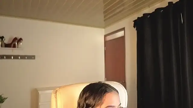 Renaxi Smith online show from December 1, 2025, 7:48 pm