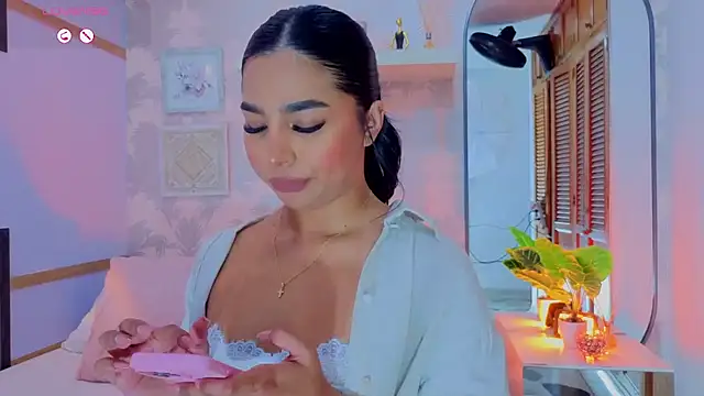 CharlotteGraay online show from March 18, 2026, 7:37 pm