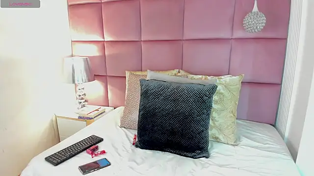 LuciaWallace online show from October 19, 2025, 12:35 am