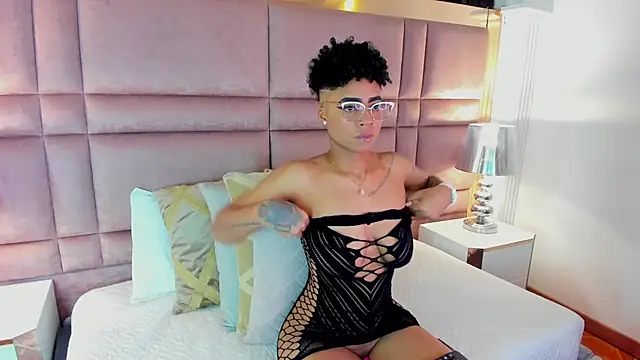 LuciaWallace online show from September 23, 2025, 10:06 pm