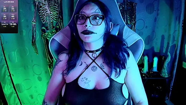 Kimlennox  online show from November 4, 2025, 3:27 pm