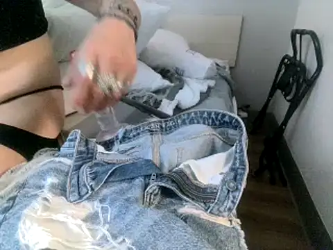 AQuickPhyx online show from February 16, 2025, 3:59 pm