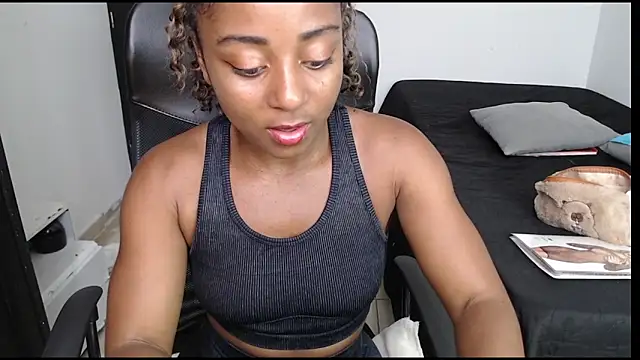 Snapshot of avis_lara chatting on February 18, 2026, 7:21 pm avis lara online show from February 18, 2026, 7:21 pm