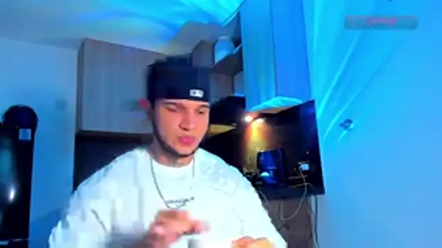 Snapshot of austinoficial chatting on April 8, 2026, 1:18 am austinoficial online show from April 8, 2026, 1:18 am