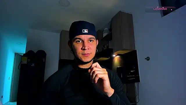 Snapshot of austinoficial chatting on April 16, 2026, 11:51 pm austinoficial online show from April 16, 2026, 11:51 pm