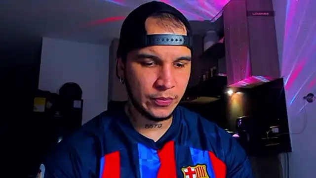 Snapshot of austinoficial chatting on April 14, 2026, 11:10 pm austinoficial online show from April 14, 2026, 11:10 pm