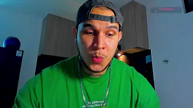 Snapshot of austinoficial chatting on March 21, 2026, 2:24 am austinoficial online show from March 21, 2026, 2:24 am