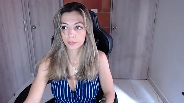 Snapshot of Princezzlove3 chatting on March 8, 2025, 3:35 pm Princezzlove3 online show from March 8, 2025, 3:35 pm