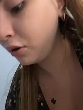 Aitana Hilton  online show from October 29, 2025, 11:42 am