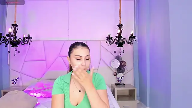 Aitana Hilton  online show from September 24, 2025, 11:50 am