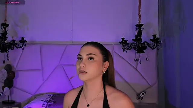 Aitana Hilton  online show from October 14, 2025, 12:17 pm