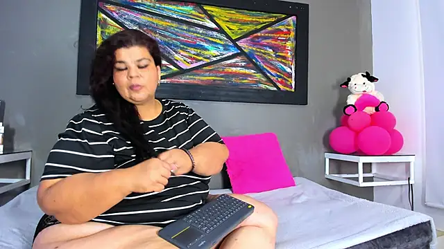 Snapshot of Charlotte_curvy_ chatting on February 18, 2026, 8:05 pm Charlotte curvy online show from February 18, 2026, 8:05 pm