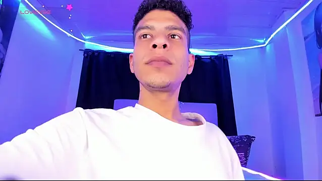 Snapshot of Ethan_Boyy chatting on May 31, 2026, 3:51 pm Ethan Boyy online show from May 31, 2026, 3:51 pm