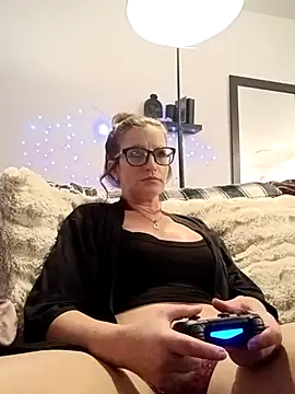 F0xLeigh online show from November 27, 2025, 4:40 pm