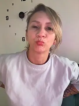 Snapshot of AtheneaRusell chatting on November 10, 2025, 10:04 pm AtheneaRusell online show from November 10, 2025, 10:04 pm