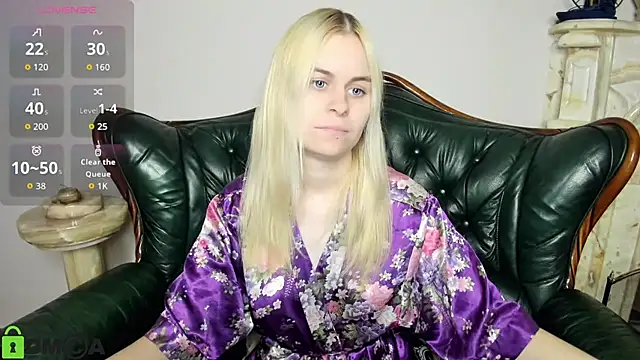 Snapshot of HillEva chatting on November 8, 2025, 8:34 pm HillEva online show from November 8, 2025, 8:34 pm