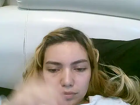 VittoriaTaylor online show from October 17, 2025, 7:04 pm