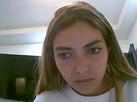 VittoriaTaylor online show from May 5, 2026, 9:18 pm