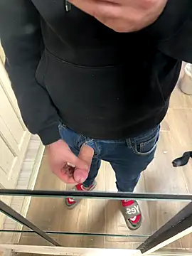 Snapshot of Klaus298 chatting on December 15, 2025, 11:16 am Klaus298 online show from December 15, 2025, 11:16 am