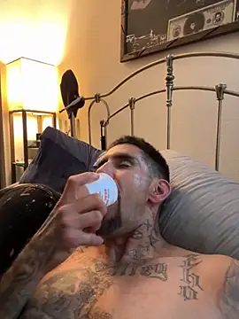 Snapshot of hornycouple818 chatting on September 27, 2025, 4:29 am hornycouple818 online show from September 27, 2025, 4:29 am