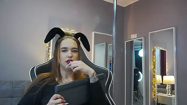 Snapshot of Eva_Lovvia_ chatting on January 24, 2025, 12:20 am Eva Lovvia  online show from January 24, 2025, 12:20 am