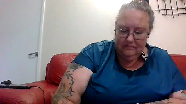 k1w1bbw online show from February 11, 2025, 7:54 am