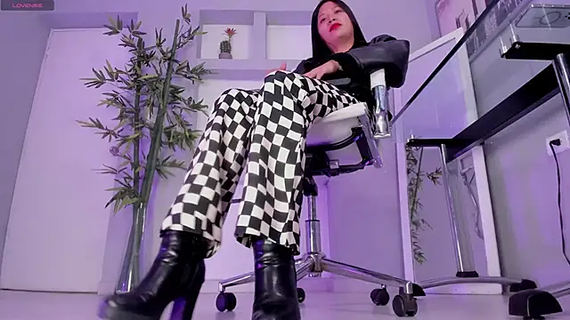 hannah howeell   online show from September 29, 2025, 10:00 am