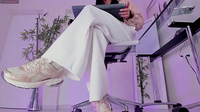 hannah howeell   online show from November 4, 2025, 9:46 am