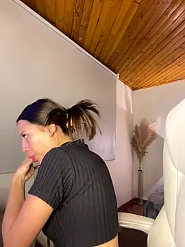 Snapshot of Sofia18_pinkk chatting on December 17, 2025, 11:10 pm Sofia18 pinkk online show from December 17, 2025, 11:10 pm