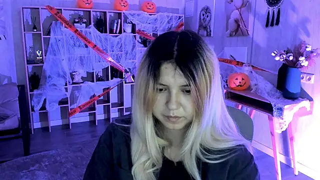 Snapshot of DiaAngell chatting on October 31, 2025, 8:05 pm DiaAngell online show from October 31, 2025, 8:05 pm